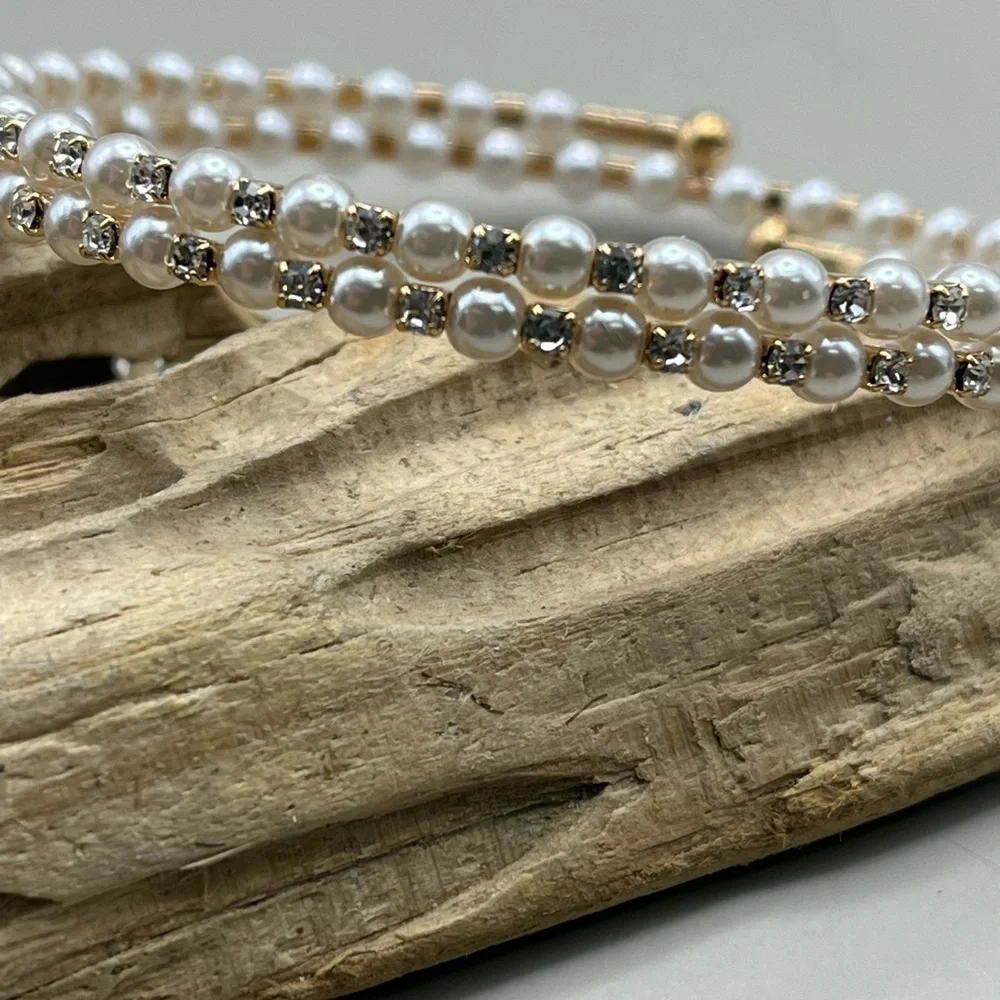 Elegant Pearl and Gold Bracelet - Picture 3 of 3
